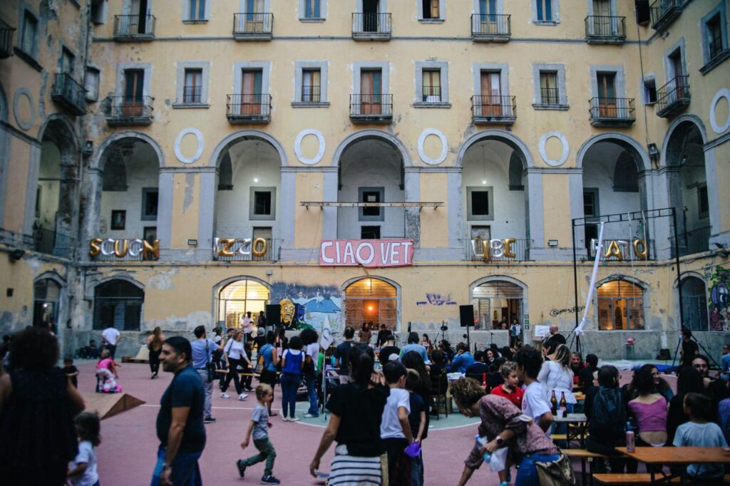 Scugnizzo liberato, Napoli. Foto da commonsnapoli.org